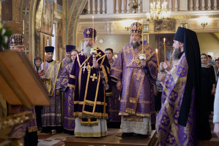 В канун Недели 5-й Великого поста митрополит Кирилл совершил всенощное бдение в Никольском кафедральном соборе Казани