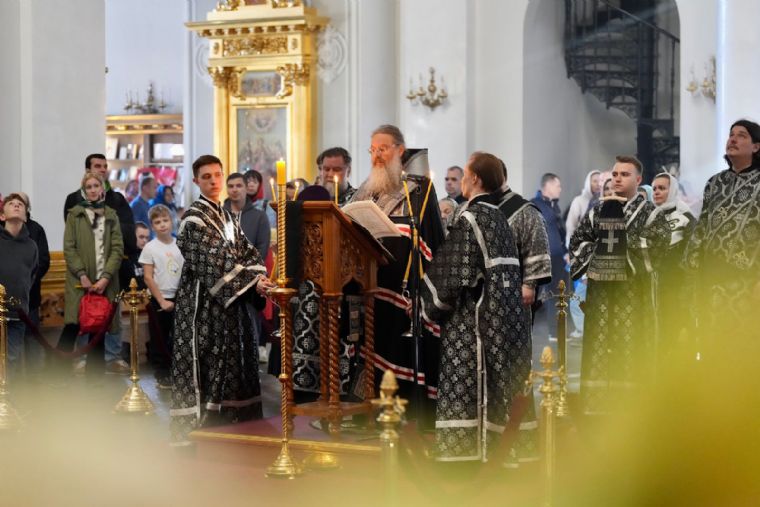 В канун Великого Вторника глава Татарстанской митрополии совершил вечернее богослужение в Казанском соборе