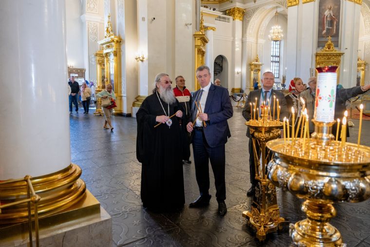 После встречи, посвящённой возрождению Казанского Богородицкого монастыря, Леонид Слуцкий поклонился святыням обители
