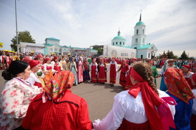 Митрополит Кирилл посетил праздник русского фольклора «Каравон» в селе Никольское