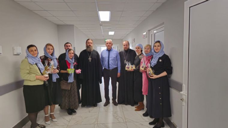 Представители Казанской епархии поздравили с праздником Светлой Пасхи пациентов военного госпиталя города Казани