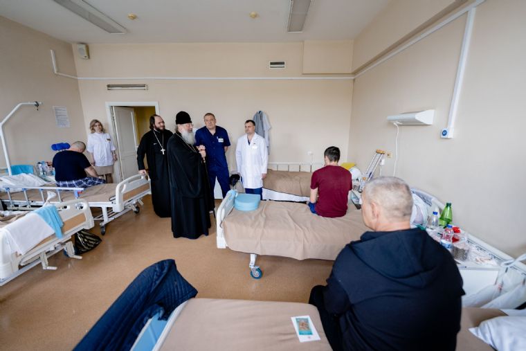 Митрополит Кирилл поздравил с Пасхой участников СВО, находящихся на лечении в РКБ