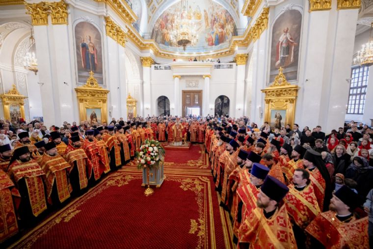 В праздник Светлого Христова Воскресения митрополит Кирилл совершил Пасхальную великую вечерню в Казанском кафедральном соборе