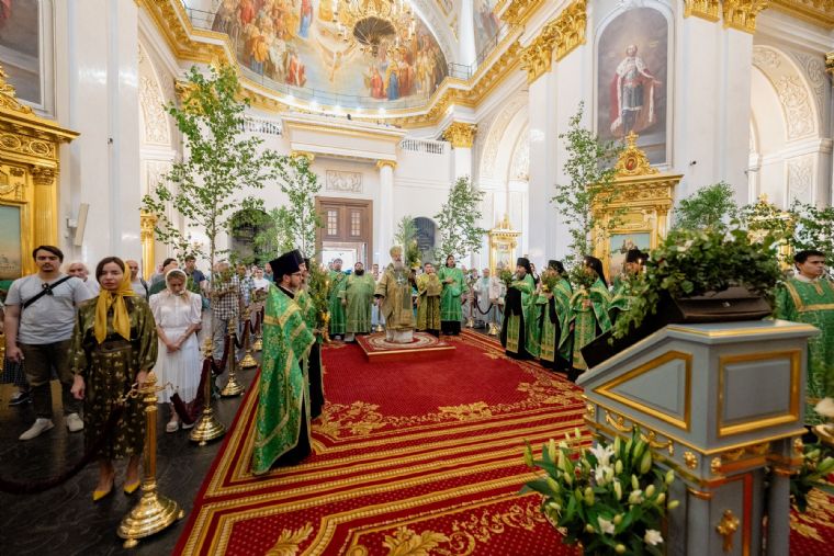 В канун праздника Святой Троицы митрополит Кирилл совершил всенощное бдение в Казанском кафедральном соборе