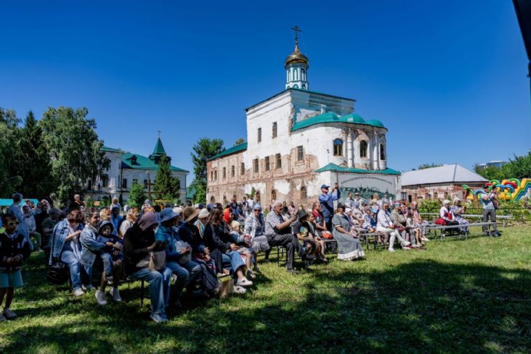 На территории Новоиерусалимского подворья Казани прошла Воскресенско-Тихоновская благотворительная ярмарка