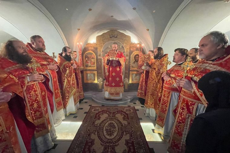 В день начала научно-богословской конференции «Духовничество и псевдостарчество» в Пещерном храме Казанского собора совершена Литургия