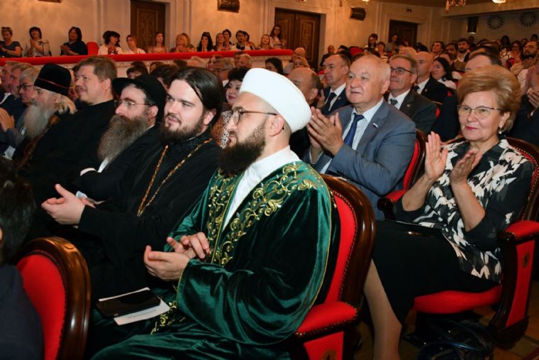 Ректор КазДС посетил праздничный концерт, посвящённый Дню русского языка и 225-летию со дня рождения А.С. Пушкина