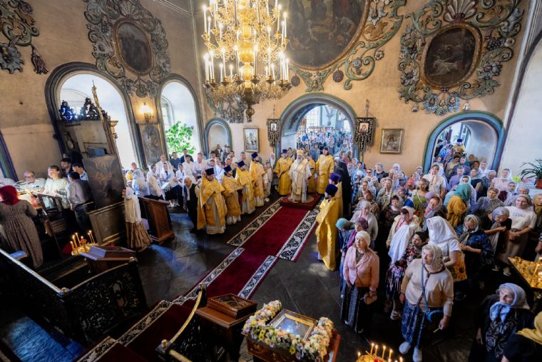 В день памяти первоверховных апостолов Петра и Павла митрополит Кирилл совершил Литургию в Петропавловском соборе Казани