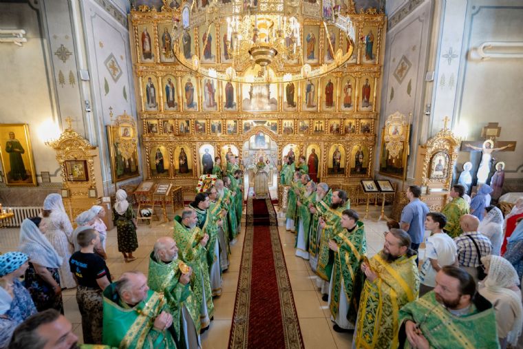 В день памяти благоверных Петра и Февронии митрополит Кирилл совершил Литургию в Кирилловском храме Казани