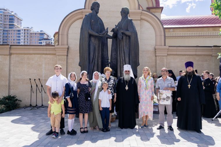 В день памяти Муромских чудотворцев на Кирилловском архиерейском подворье Казани состоялись торжества в честь Дня семьи, любви и верности