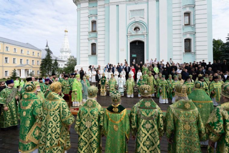 В день памяти преподобного Сергия Радонежского митрополит Кирилл сослужил Святейшему Патриарху Кириллу за Литургией в Троице-Сергиевой лавре