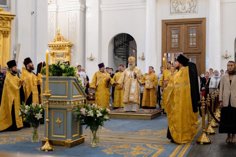 В канун Недели 8-й по Пятидесятнице митрополит Кирилл совершил всенощное бдение в Казанском кафедральном соборе