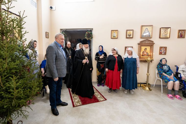 Митрополит Кирилл поздравил с Рождеством Христовым пациентов Казанского хосписа