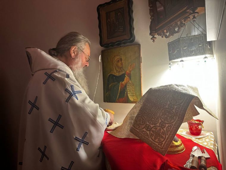 В новогоднюю ночь митрополит Кирилл совершил Литургию в крестовом храме архиерейской резиденции