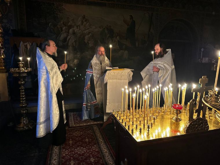 Митрополит Кирилл совершил заупокойный парастас в Троицком храме в селе Арбузово