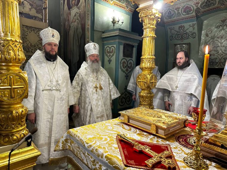 Митрополит Никандр и митрополит Кирилл совершили Литургию в Троицком храме села Арбузово