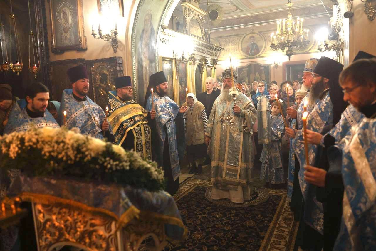 В канун праздника Покрова Пресвятой Богородицы митрополит Кирилл совершил всенощное бдение в храме Ярославских чудотворцев в Казани