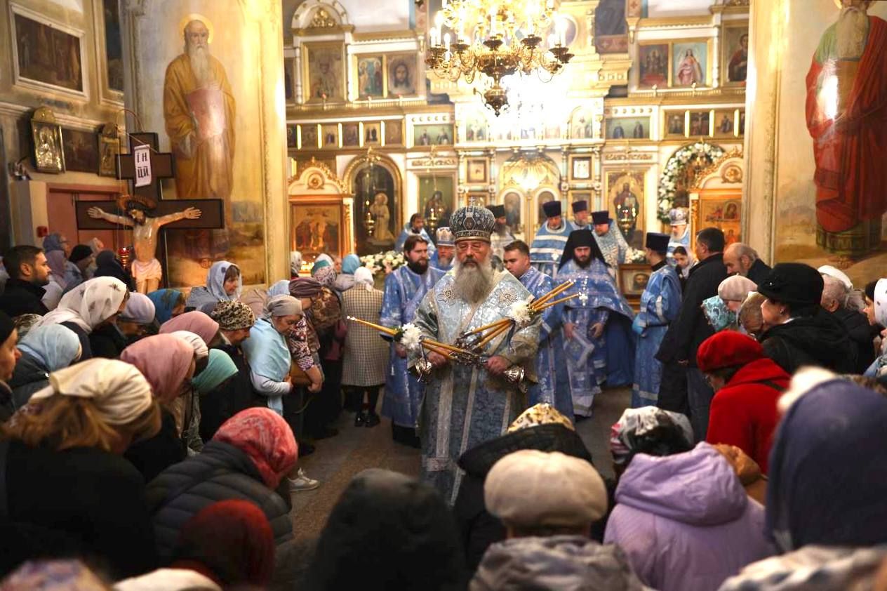 В праздник Покрова Пресвятой Богородицы митрополит Кирилл совершил Литургию в Покровском храме Казани