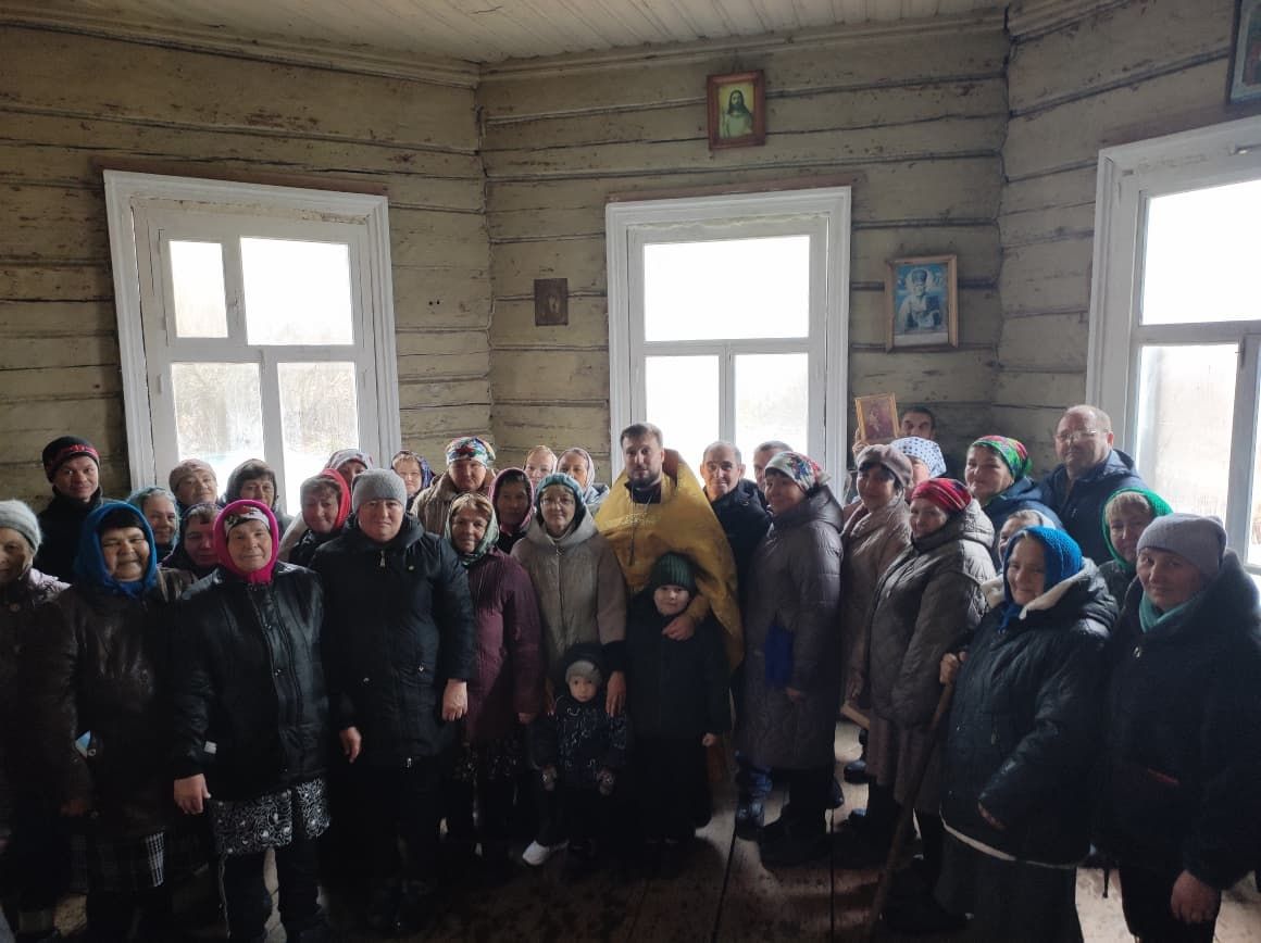 В деревянном храме Архангела Михаила в селе Ковали совершено молебное пение