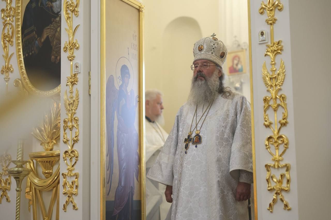 В Димитриевскую родительскую субботу митрополит Кирилл совершил Литургию в храме-памятнике в честь Нерукотворного Образа Спасителя в акватории реки Казанки