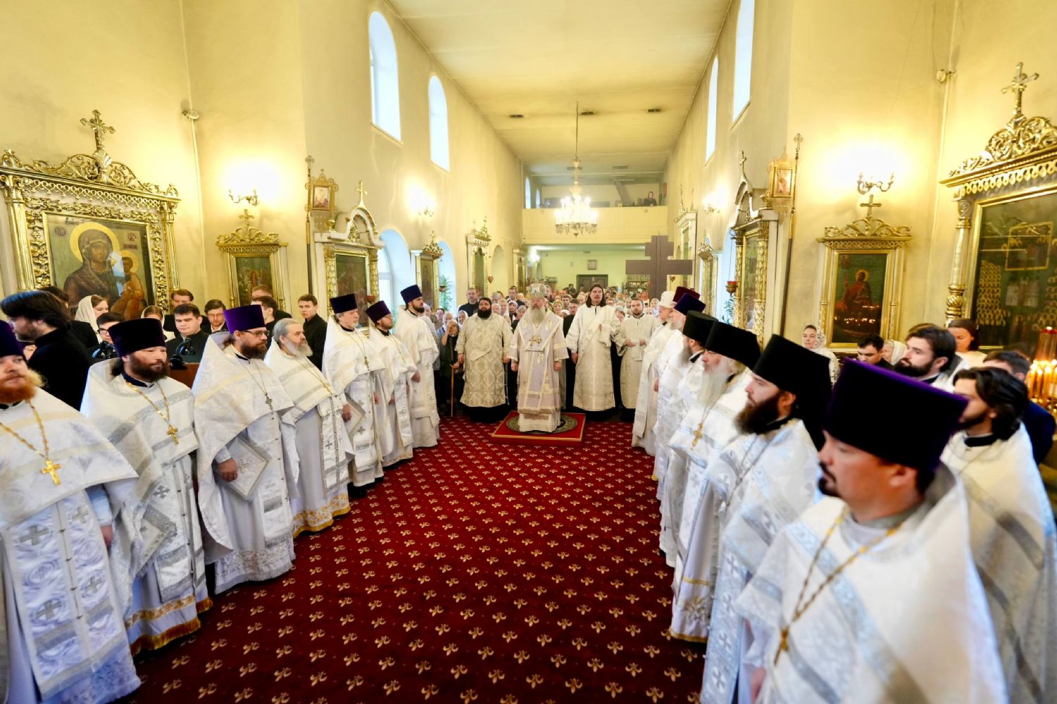 В праздник Архангела Михаила митрополит Кирилл совершил Литургию в храме Казанской семинарии
