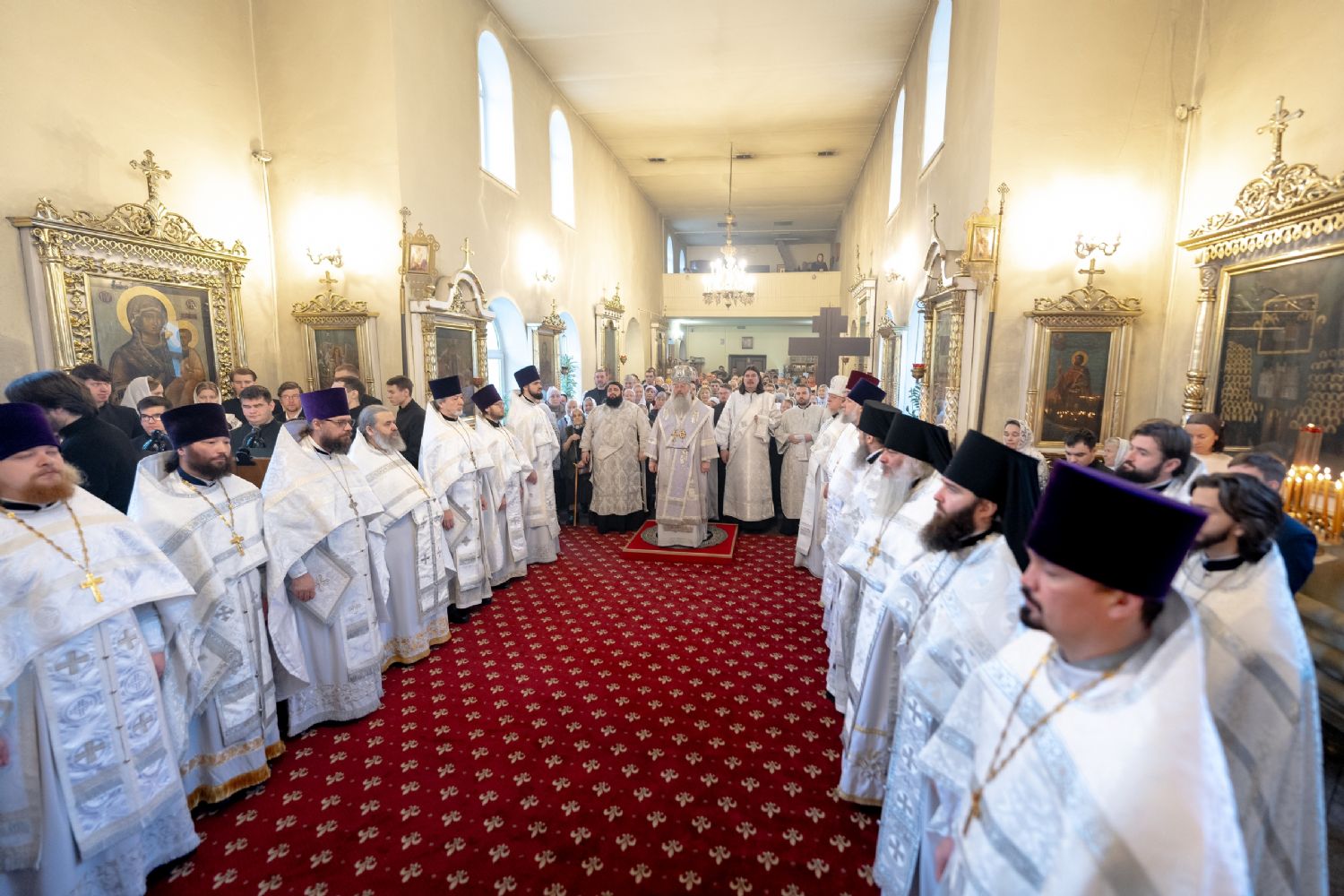 В праздник Архангела Михаила митрополит Кирилл совершил Литургию в храме Казанской семинарии