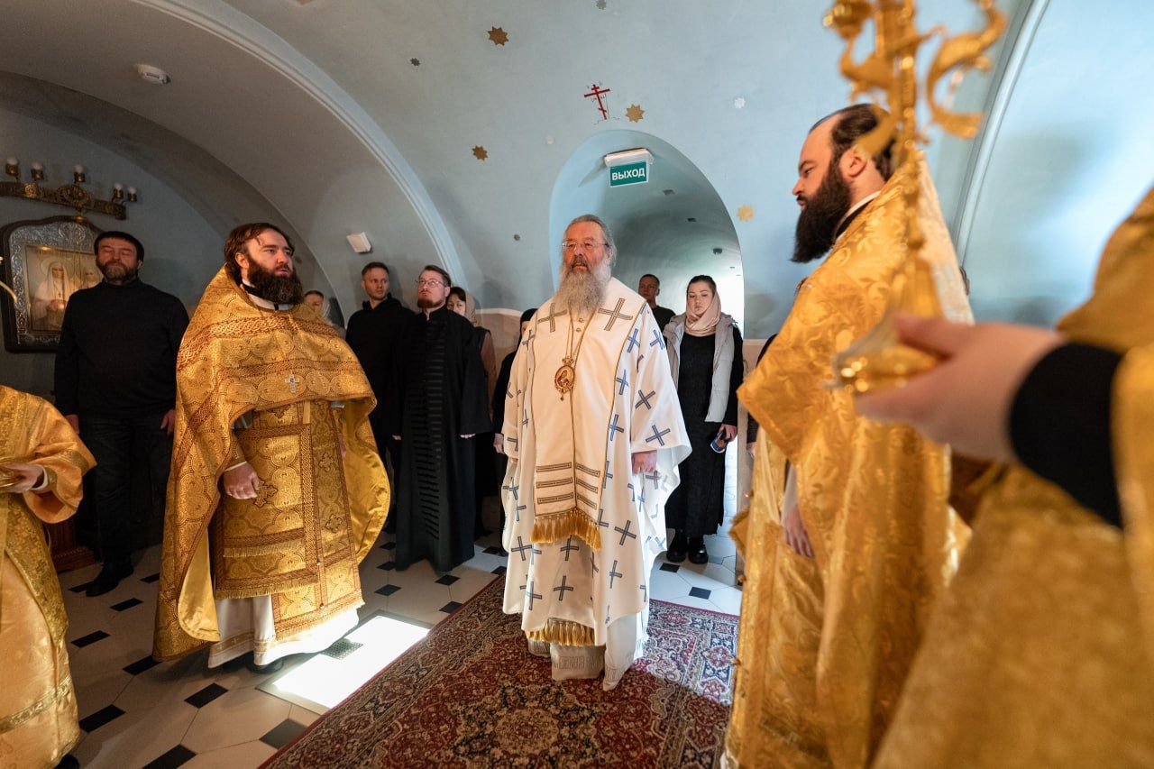 В Неделю 24-ю по Пятидесятнице митрополит Кирилл совершил Литургию в Пещерном храме Казанского собора