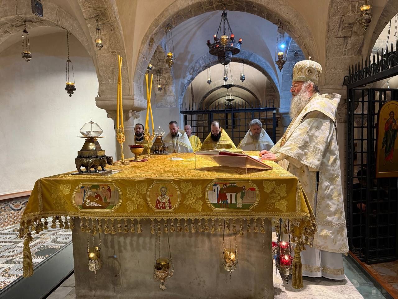 Митрополит Кирилл совершил Литургию в крипте базилики святителя Николая Чудотворца в городе Бари