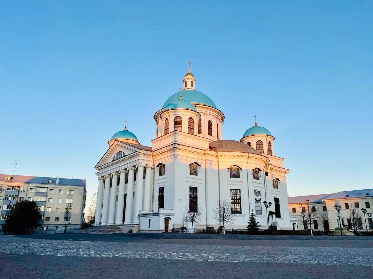 Накануне празднования Казанской иконе Божией Матери митрополит Кирилл совершил Литургию в Пещерном храме в Казани