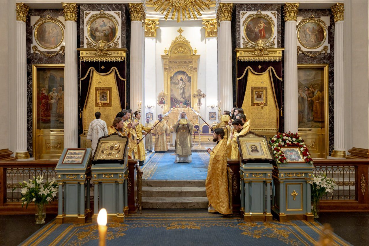 В Неделю 27-ю по Пятидесятнице митрополит Кирилл совершил Литургию в Казанском кафедральном соборе