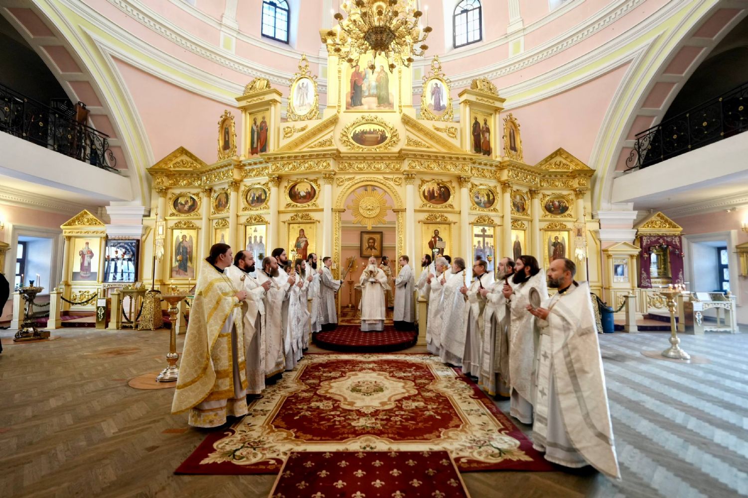 В день памяти преподобного Саввы Сторожевского митрополит Кирилл совершил Литургию в Крестовоздвиженском храме Казанского Богородицкого монастыря