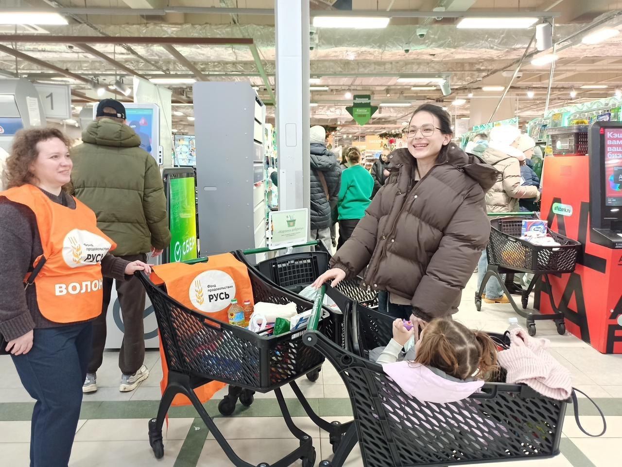 Сёстры милосердия и добровольцы приняли участие в благотворительной акции «Корзина доброты»