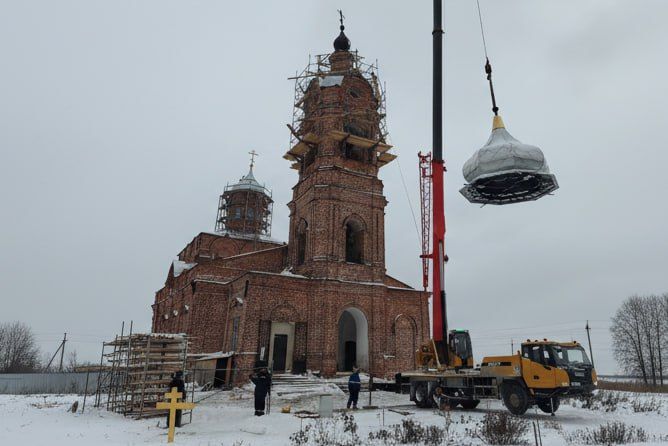 На возрождающийся храм Ризоположения Господня в селе Тихий Плёс установлены купола и кресты