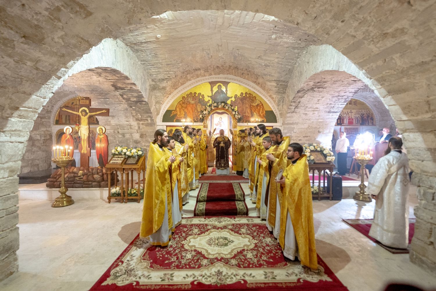 В день памяти святителя Гурия Казанского в нижнем храме Благовещенского собора Казанского кремля состоялось соборное архиерейское богослужение