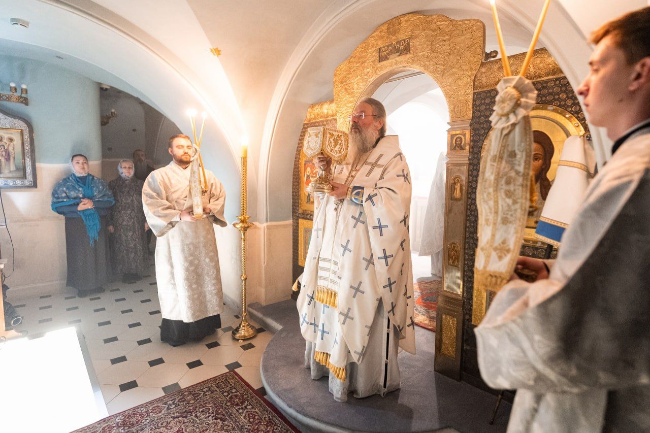 В 17-ю годовщину кончины Патриарха Алексия II митрополит Кирилл совершил Литургию в Пещерном храме Казанского собора