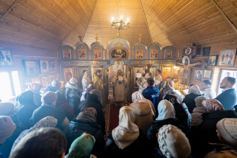 Во Вселенскую родительскую субботу митрополит Кирилл совершил Литургию в храме Царственных страстотерпцев в посёлке Салмачи