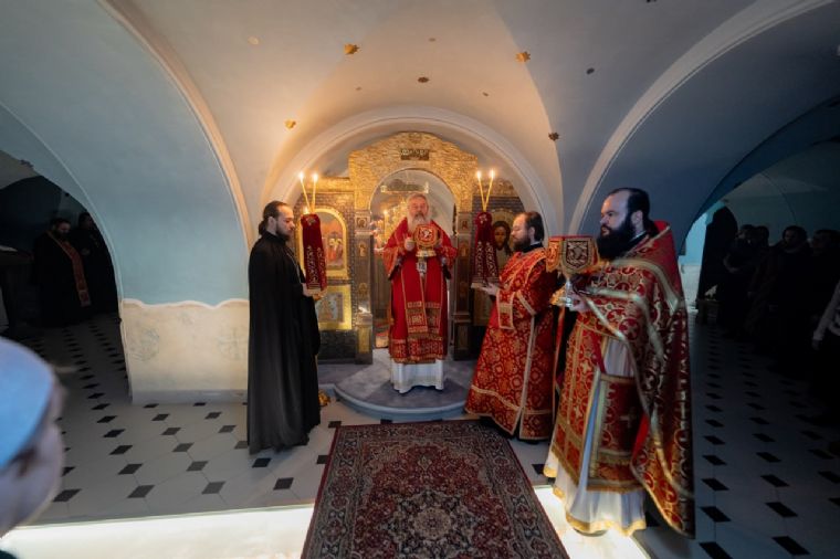 В день памяти святителя Григория Богослова митрополит Кирилл совершил Литургию в Пещерном храме Казанского собора