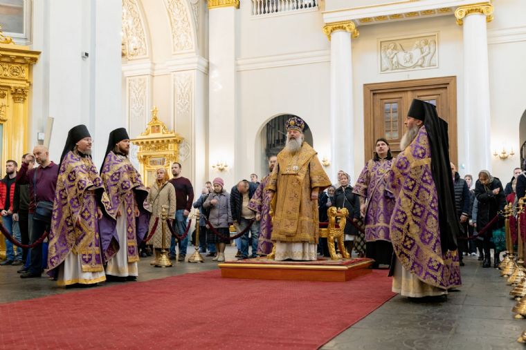 В Неделю 4-ю Великого поста митрополит Кирилл совершил Литургию в Казанском кафедральном соборе