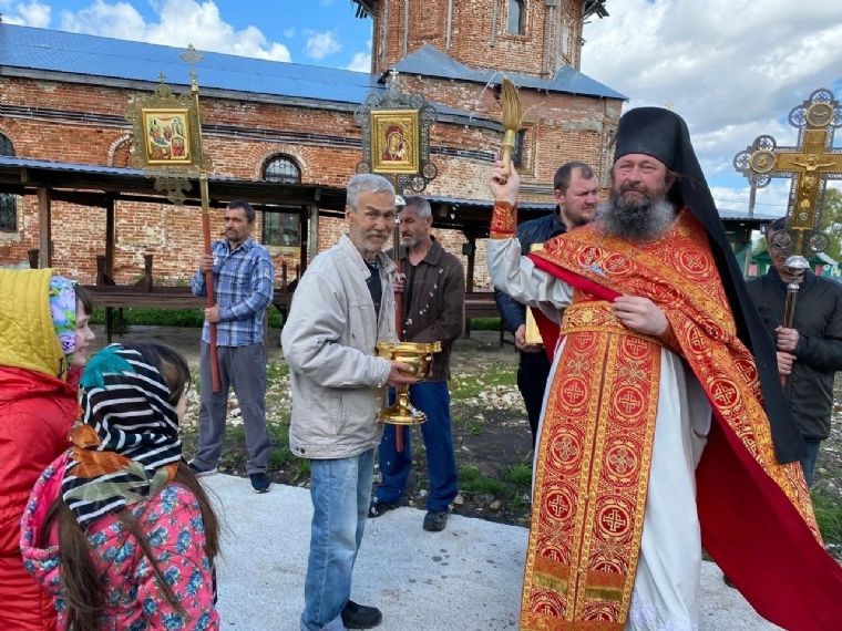 Приход Благовещения Пресвятой Богородицы в селе Русские Казыли оказывает помощь людям в трудной жизненной ситуации