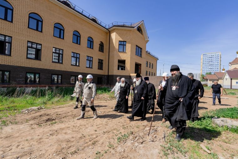 Митрополит Кирилл ознакомился с ходом строительных работ православной гимназии в Набережных Челнах