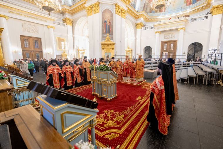 В канун Недели 3-й по Пасхе митрополит Кирилл возглавил всенощное бдение в Казанском кафедральном соборе