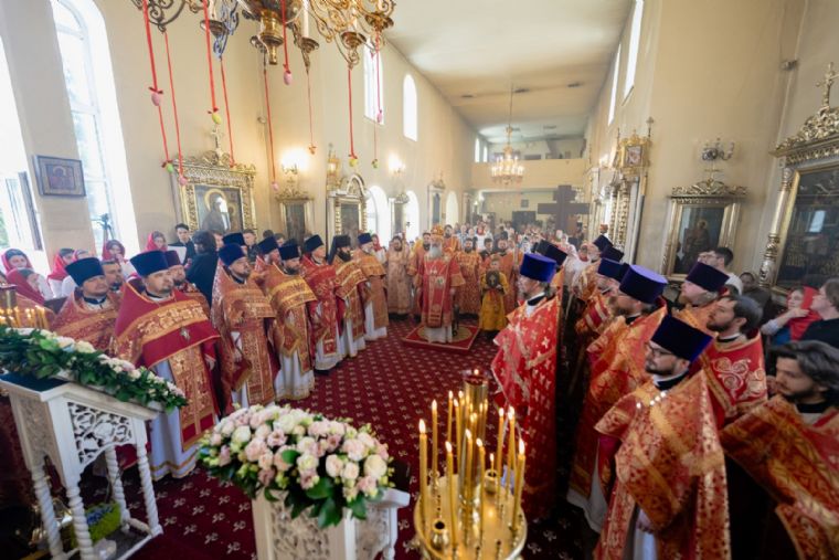 В день отдания праздника Пасхи митрополит Кирилл совершил Литургию в храме праведного Иоанна Кронштадтского при Казанской семинарии