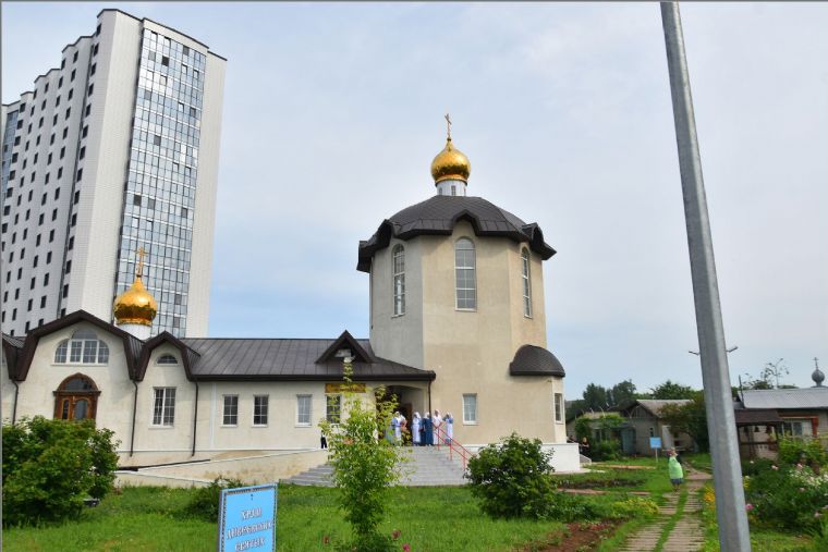 В Набережных Челнах совершено великое освящение храма Всех Дивеевских святых