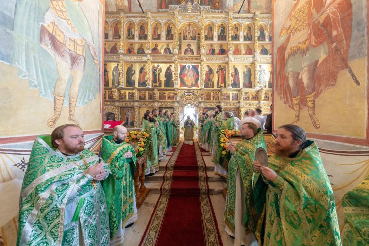 В праздник Собора Всех святых, в Земле Русской просиявших, митрополит Кирилл совершил Литургию в Свияжском Успенском монастыре