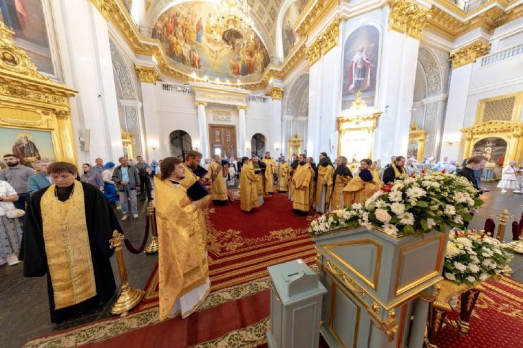 Перед ковчегом с мощами святителя Тихона в Казанском соборе совершаются богослужения