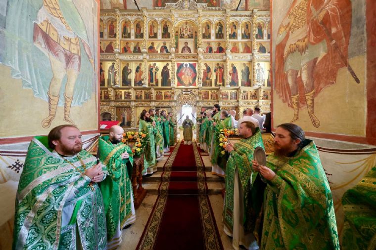 В праздник Собора Всех святых, в Земле Русской просиявших, митрополит Кирилл совершил Литургию в Свияжском Успенском монастыре