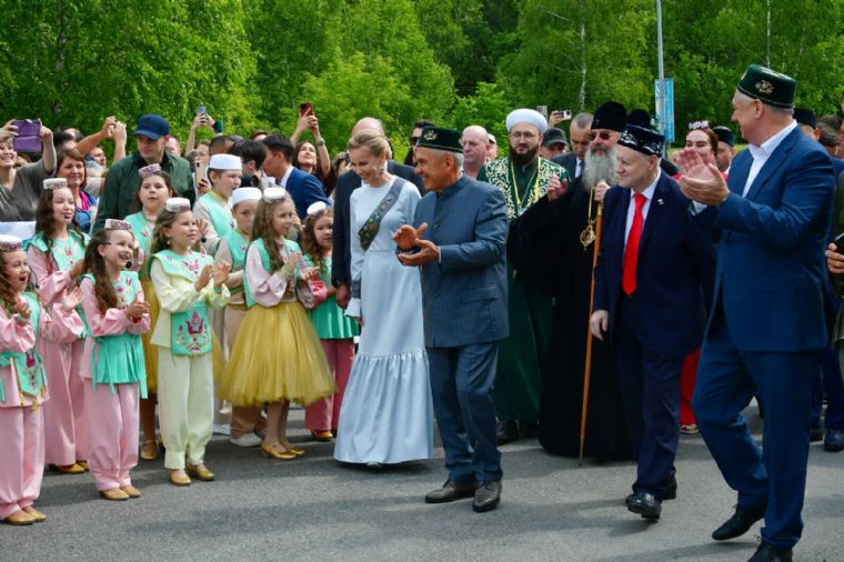 Митрополит Кирилл посетил праздник Сабантуй в Казани