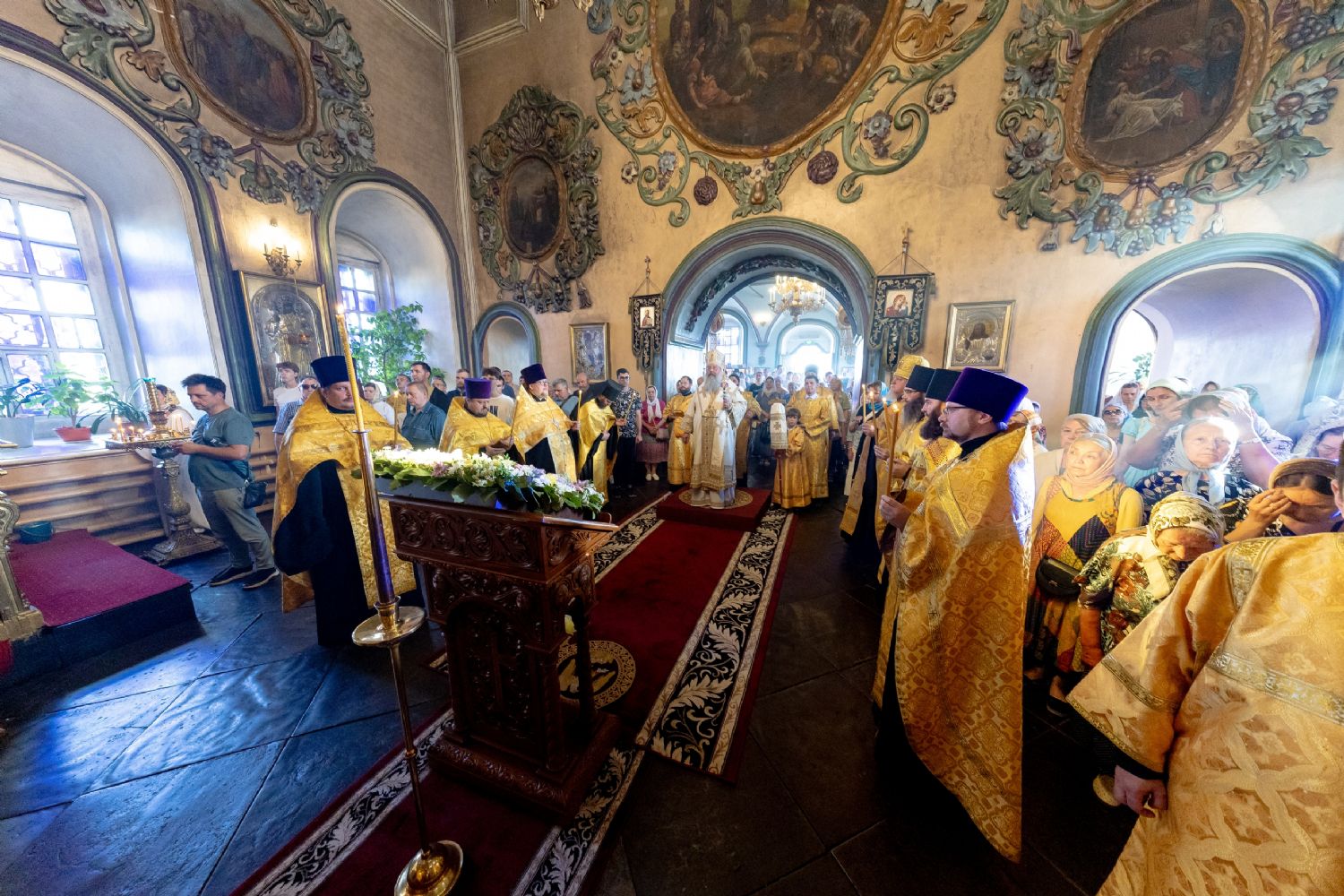 В канун дня памяти святых первоверховных апостолов Петра и Павла митрополит Кирилл совершил всенощное бдение в Петропавловском соборе Казани