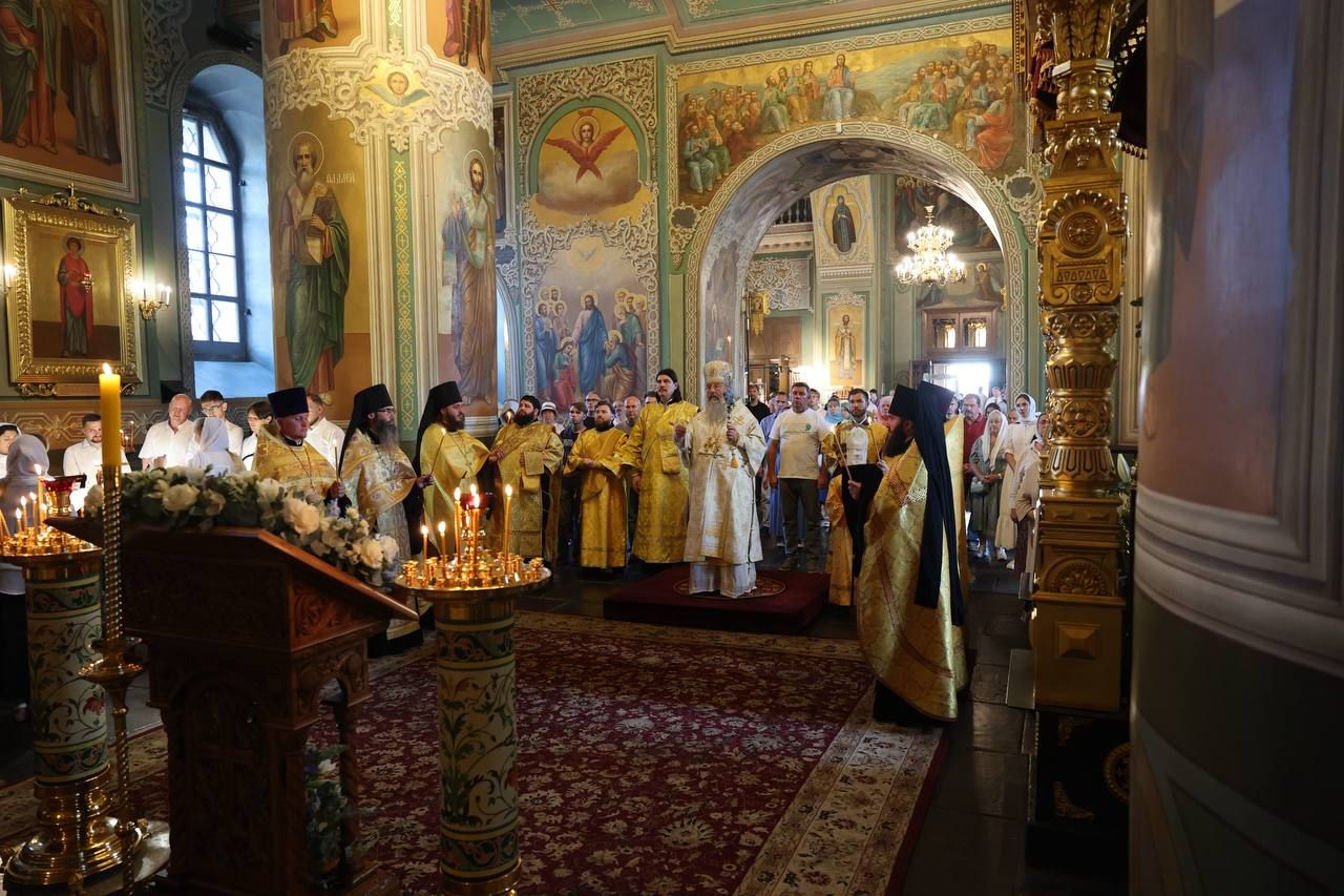 В канун Недели 6-й по Пятидесятнице митрополит Кирилл совершил всенощное бдение в Благовещенском соборе Казанского кремля