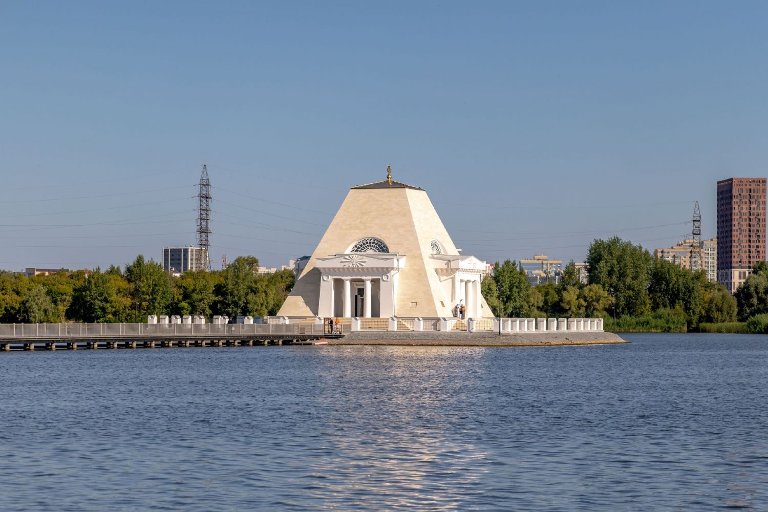 В восстановленном храме-памятнике Спаса Нерукотворного совершаются регулярные богослужения